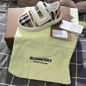 New Burberry newborn sneaker with single strap size 3